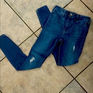 Hollister High-Rise Jeans in medium blue washed